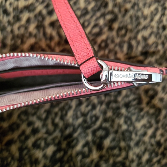 Michael Kors Pocket Tote w/ Matching Wristet - Picture 7 of 13